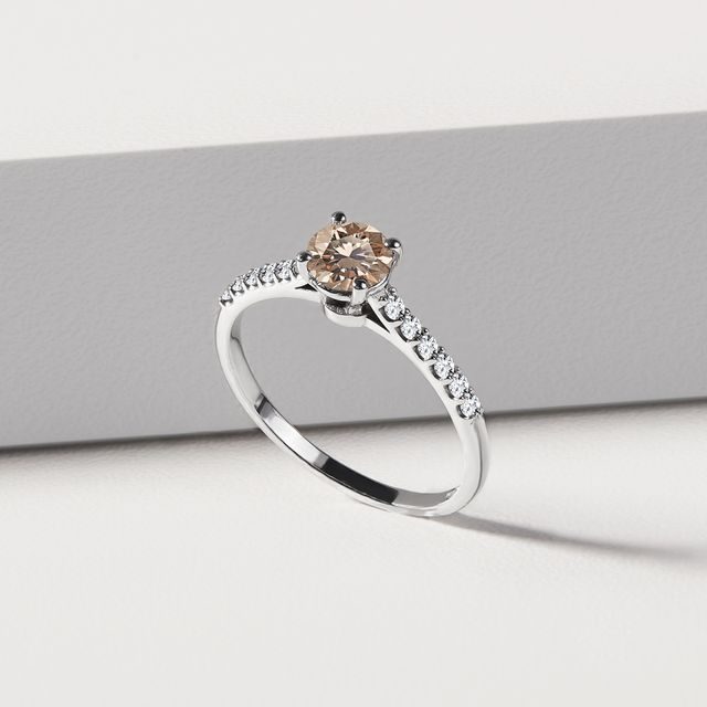 Prsten se champagne a čirými diamanty v bílém zlatě | KLENOTA