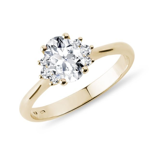 OVAL DIAMOND RING WITH SIDE DIAMONDS IN YELLOW GOLD - DIAMOND ENGAGEMENT RINGS - ENGAGEMENT RINGS