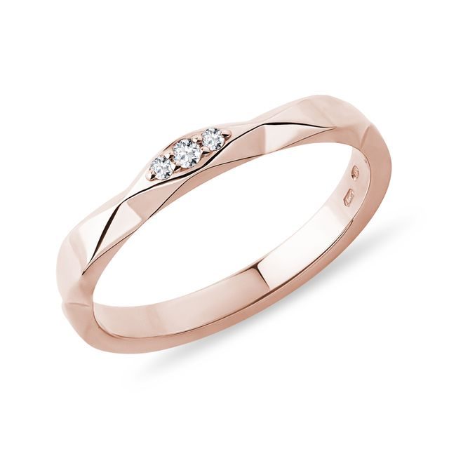 RING MIT DREI DIAMANTEN IM BRILLANTSCHLIFF AUS ROSÉGOLD - TRAURINGE FÜR DAMEN{% if zbozi.kategorie.adresa_nazvy[0] != zbozi.kategorie.nazev %} - TRAURINGE{% endif %}