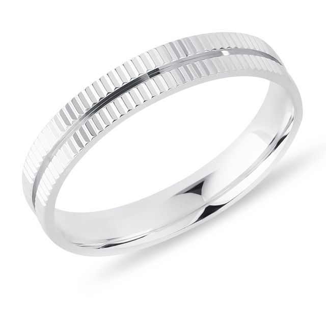 PÁNSKY PRSTEŇ Z BIELEHO ZLATA S VRÚBKOVANÍM - SVADOBNÉ OBRÚČKY PÁNSKE - SVADOBNÉ OBRÚČKY