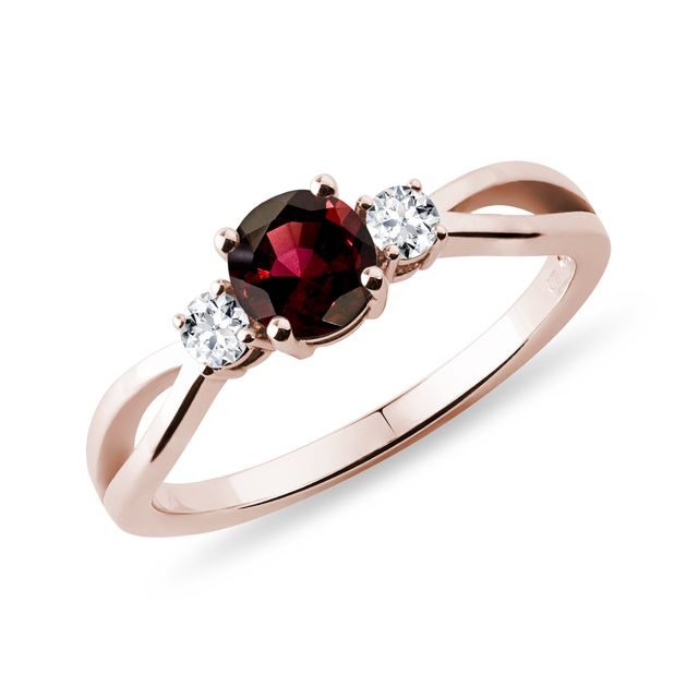 Prsten s kulatým granátem a diamanty v růžovém zlatě