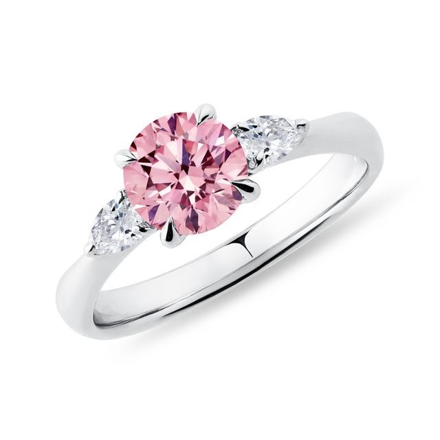 PIERŚCIONEK Z RÓŻOWYM DIAMENTEM LABORATORYJNYM W BIAŁYM ZŁOCIE - PIERŚCIONKI Z LAB GROWN DIAMENTAMI - PIERŚCIONKI ZARĘCZYNOWE