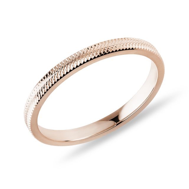 DÁMSKÝ PRSTEN S JEMNÝM GRAVÍROVÁNÍM V RŮŽOVÉM ZLATĚ - PRSTENY Z RŮŽOVÉHO ZLATA - PRSTENY