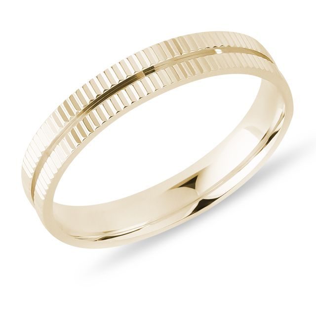 PÁNSKÝ PRSTEN S VROUBKOVÁNÍM VE ŽLUTÉM ZLATĚ - PÁNSKÉ SNUBNÍ PRSTENY - SNUBNÍ PRSTENY