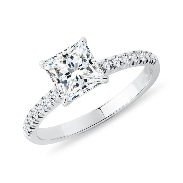 UNE BAGUE AVEC LG DIAMOND PRINCESS ET BRILLANT EN OR BLANC - BAGUES AVEC DIAMANTS DE SYNTHÈSE - BAGUES DE FIANÇAILLES