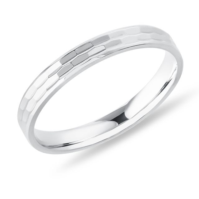 PÁNSKY PRSTEŇ Z BIELEHO ZLATA S RYTÝM POVRCHOM - SVADOBNÉ OBRÚČKY PÁNSKE - SVADOBNÉ OBRÚČKY