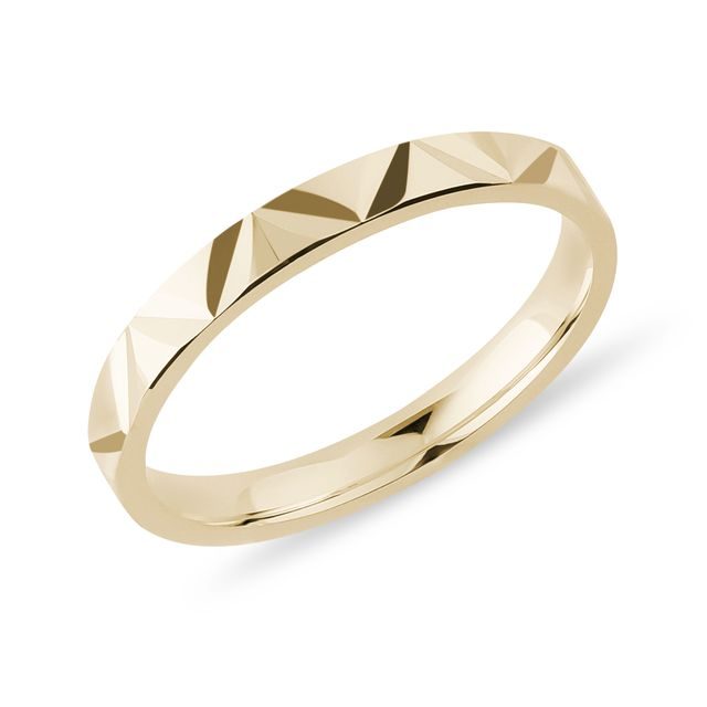 PRSTEN SE STRUKTUROVANÝM POVRCHEM VE ŽLUTÉM ZLATĚ - ZLATÉ PRSTENY - PRSTENY