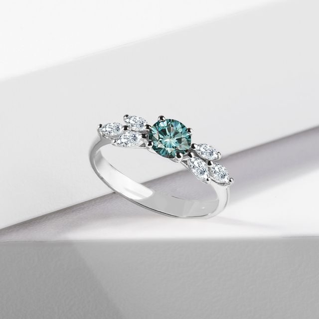 Úchvatný prsteň z bieleho 14 kt zlata s modrým diamantom | KLENOTA