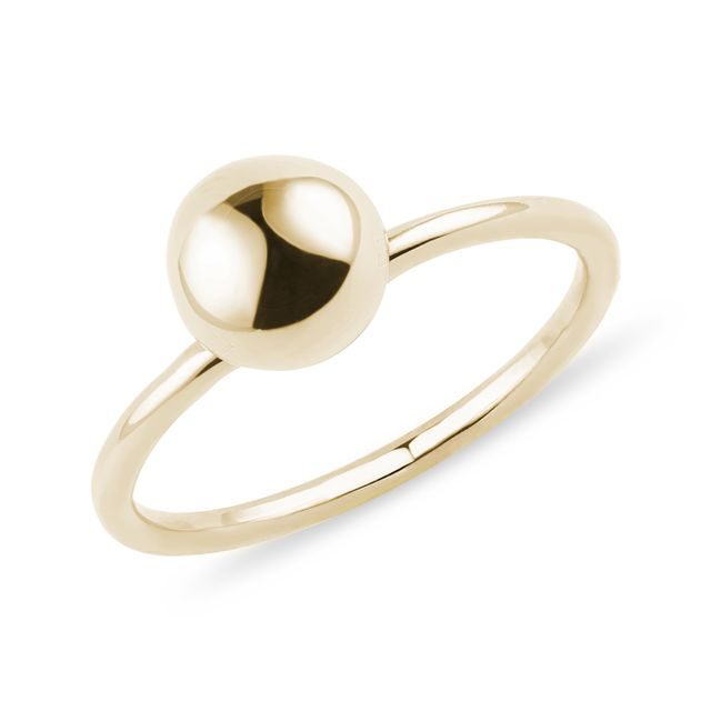 Minimalistyczny złoty pierścionek z kuleczką