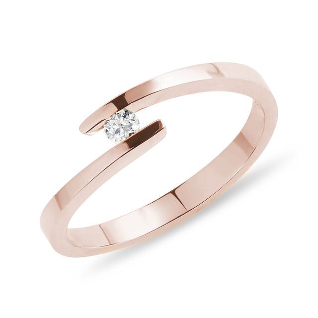 Asymetrický prsten s briliantem v růžovém zlatě