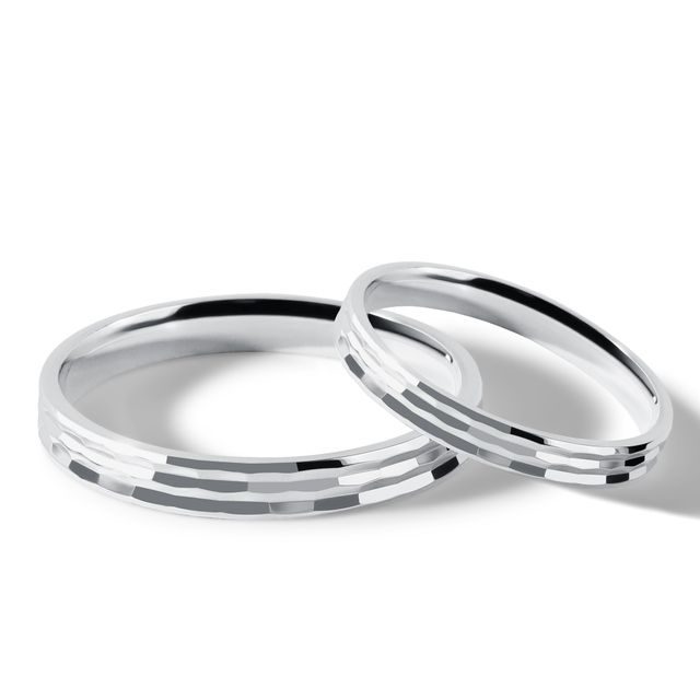 SÚPRAVA SVADOBNÝCH OBRÚČOK S RYTINOU V BIELOM ZLATE - SVADOBNÉ SÚPRAVY Z BIELEHO ZLATA - SVADOBNÉ OBRÚČKY