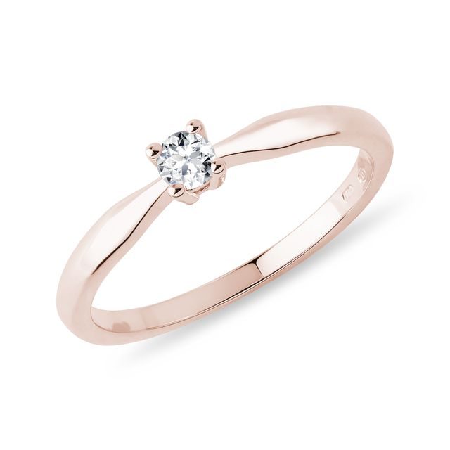 Klasický zásnubní prsten z růžového zlata s briliantem