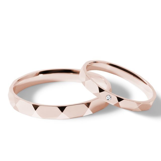 KOMPLET FASETOWANYCH OBRĄCZEK Z RÓŻOWEGO ZŁOTA - ZESTAWY OBRĄCZEK Z RÓŻOWEGO ZŁOTA - OBRĄCZKI