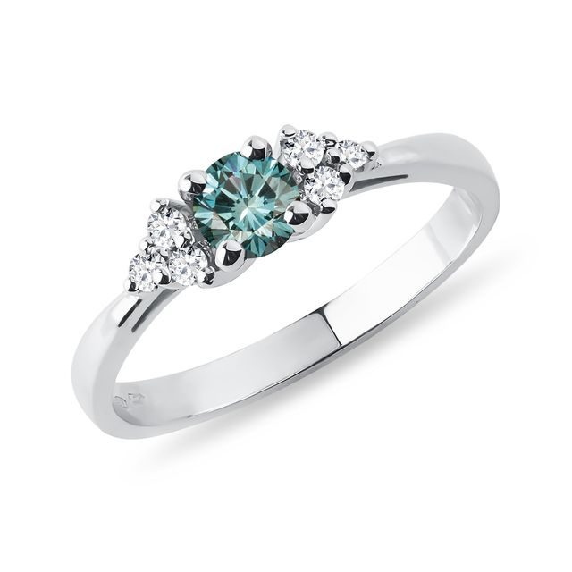 Zlatý zásnubní prsten modrý diamant