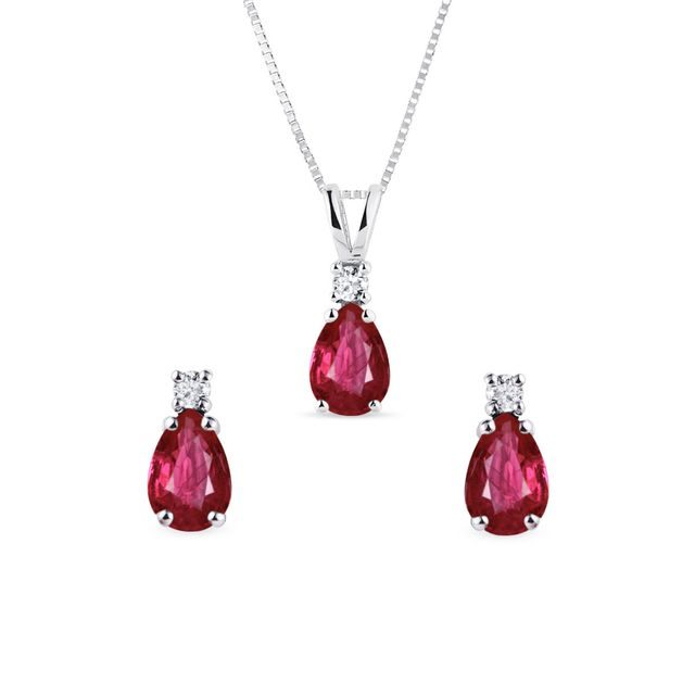 SCHMUCKSET MIT RUBINEN UND DIAMANTEN IN WEISSGOLD - SCHMUCK-SETS{% if zbozi.kategorie.adresa_nazvy[0] != zbozi.kategorie.nazev %} - SCHMUCK{% endif %}