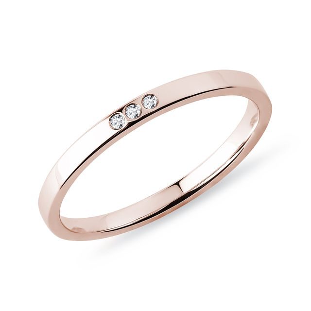 Snubní prsten z růžového zlata se třemi diamanty