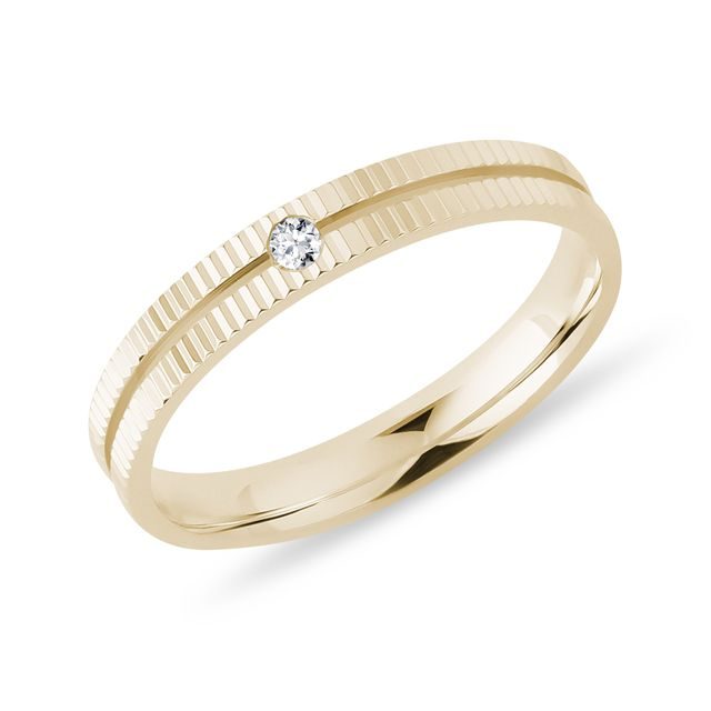 PRSTEN S DIAMANTEM A VROUBKOVÁNÍM VE ŽLUTÉM ZLATĚ - PRSTENY S DIAMANTY - PRSTENY