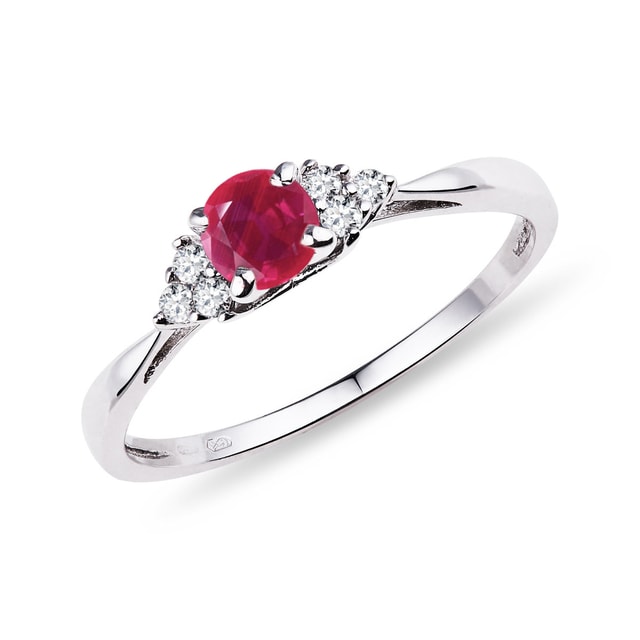 Rubin Ring mit Diamanten in Weißgold | KLENOTA