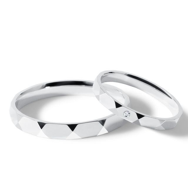 SÚPRAVA SVADOBNÝCH OBRÚČOK S FAZETAMI V BIELOM ZLATE - SVADOBNÉ SÚPRAVY Z BIELEHO ZLATA - SVADOBNÉ OBRÚČKY