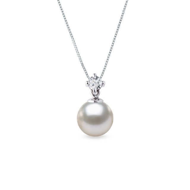 Akoya pearl and diamond pendant in white gold