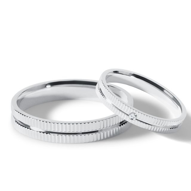 SET GRAVÍROVANÝCH PRSTEŇOV Z BIELEHO ZLATA S DIAMANTOM - SVADOBNÉ SÚPRAVY Z BIELEHO ZLATA - SVADOBNÉ OBRÚČKY