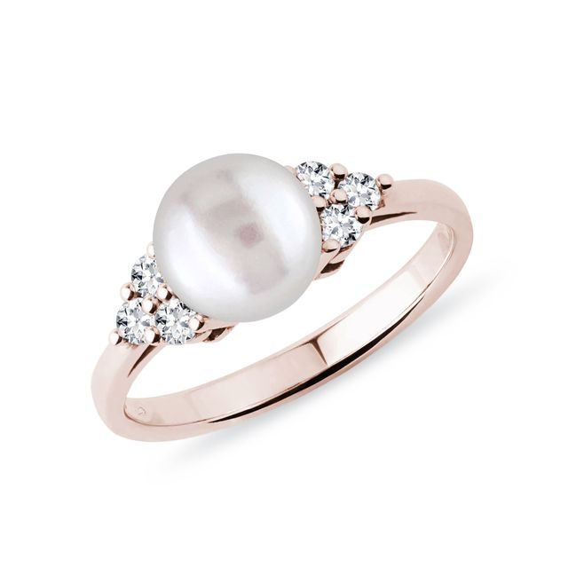 Prsten se sladkovodní perlou a brilianty v růžovém zlatě