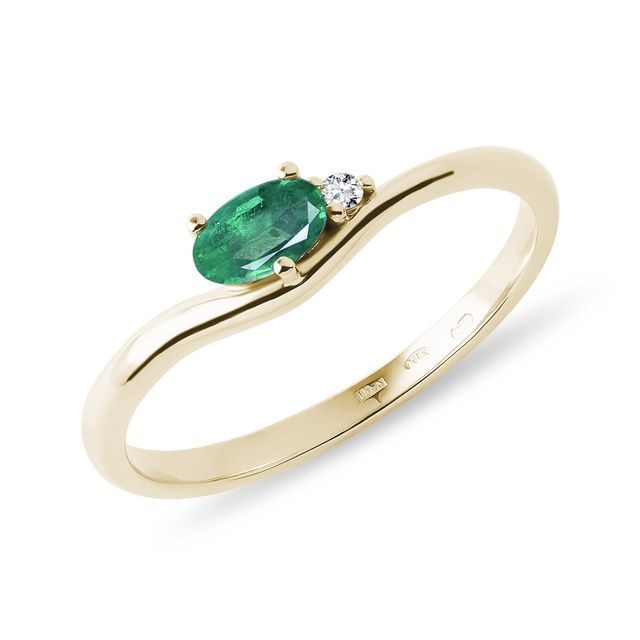 Zlatý prsten s diamantem a oválným smaragdem