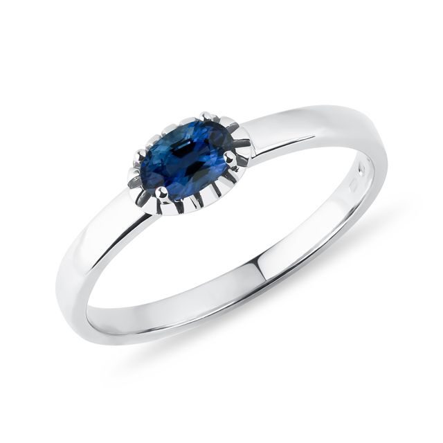 Oval sapphire ring in white gold