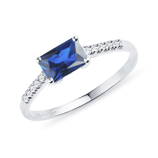 Prsten s modrým safírem a diamanty v bílém zlatě