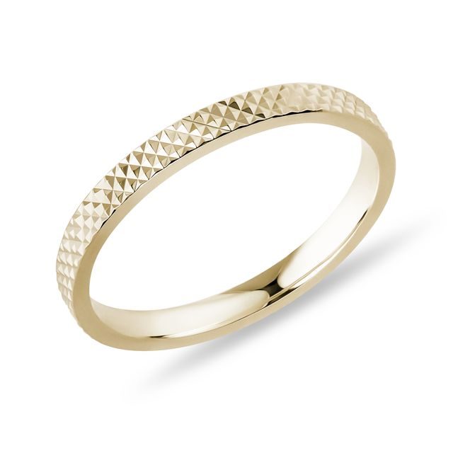 DÁMSKÝ PRSTEN S JEMNÝM VZOREM VE ŽLUTÉM ZLATĚ - ZLATÉ PRSTENY - PRSTENY