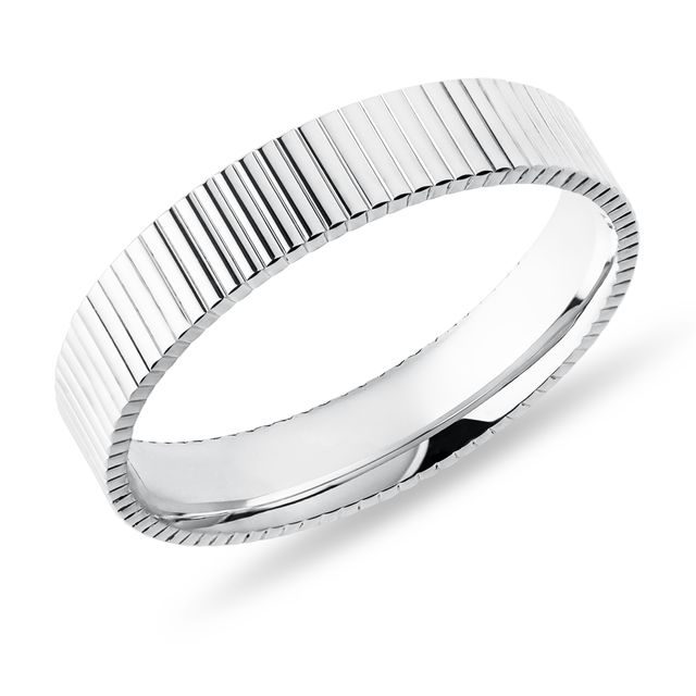 PÁNSKY PRSTEŇ S LÍNIOVÝM GRAVÍROVANÍM V BIELOM ZLATE - SVADOBNÉ OBRÚČKY PÁNSKE - SVADOBNÉ OBRÚČKY