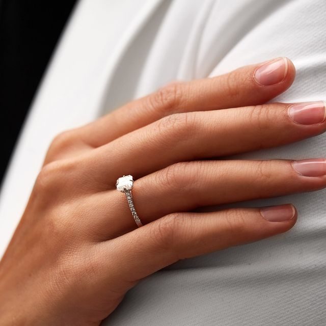 Asscher cut diamond engagement ring in white gold | KLENOTA
