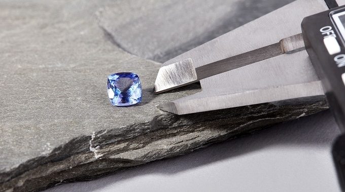 Une tanzanite en coupe trillion - KLENOTA