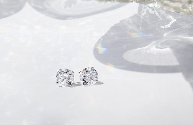 Diamond stud earrings in white gold - KLENOTA
