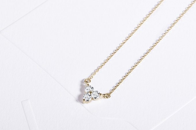 Gold necklace with three diamonds - KLENOTA
