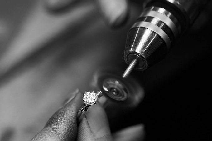 Bague de fiançailles en or avec diamant - atelier KLENOTA