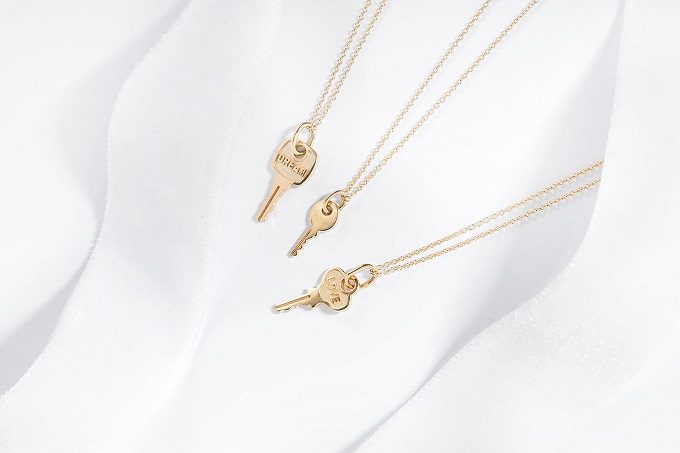 Gold necklaces and pendants with keys - KLENOTA