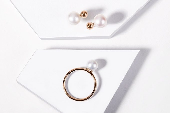 Rose gold earrings and a ring with pearls - KLENOTA