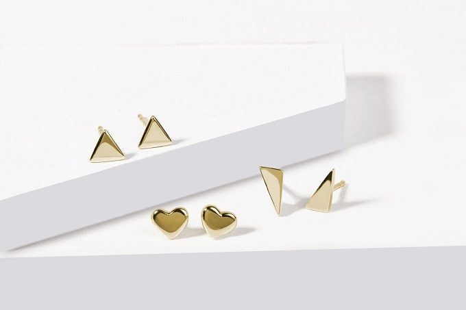 Gold earrings in the shape of hearts and triangles - KLENOTA