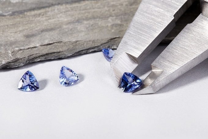 Des tanzanites en coupe trillion - KLENOTA