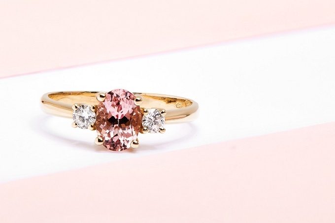 Bague en or jaune avec morganite et diamants - KLENOTA