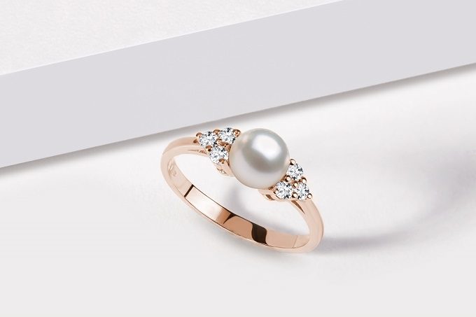 Rose gold ring with a pearl and diamonds - KLENOTA