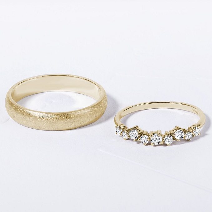 Gold wedding rings with diamonds - KLENOTA