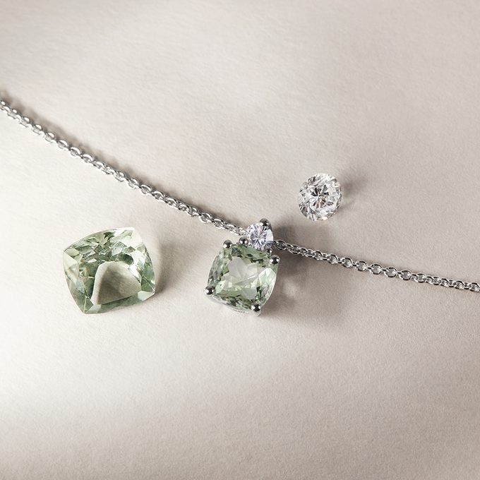 Necklace with green amethyst in white 14k gold - KLENOTA