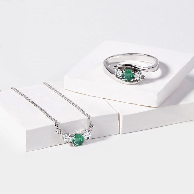 A ring and a necklace with an emerald and diamonds - KLENOTA
