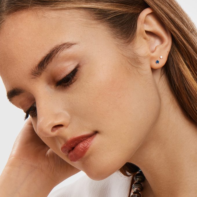 Tiny sapphire earring in 14k white gold - KLENOTA