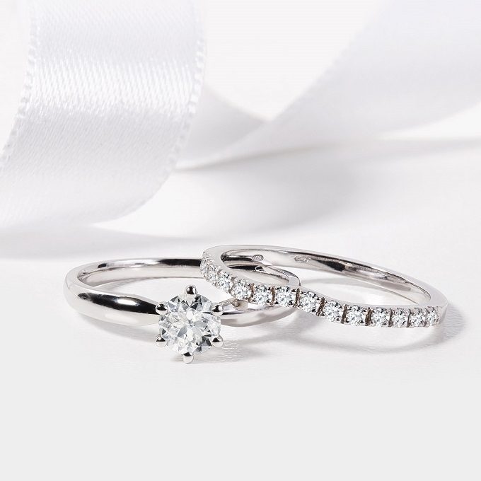 Zásnubný a snubný prsteň z ródiovaného bieleho zlata s diamantmi - KLENOTA