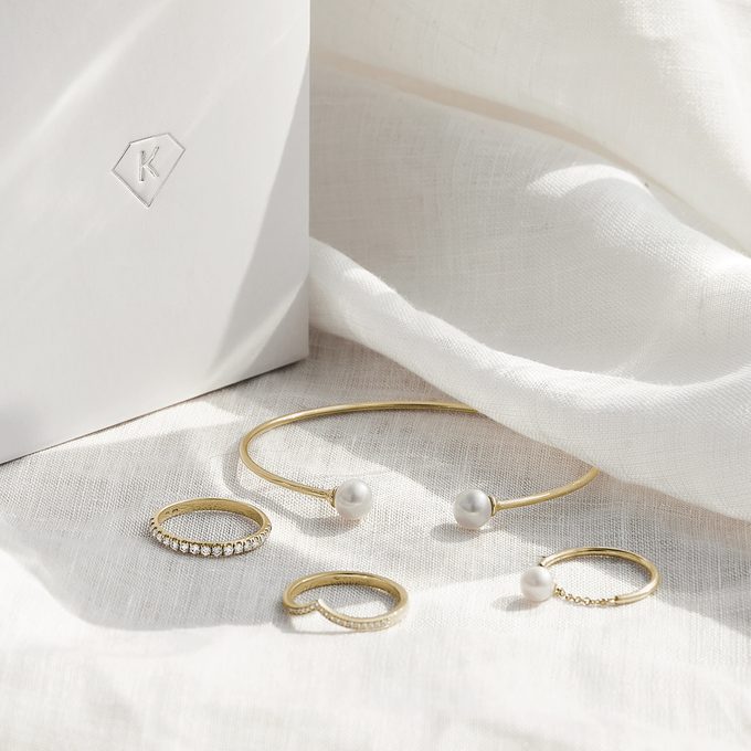 gold diamond rings and pearl bracelet - KLENOTA