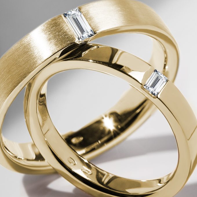modern wedding rings with diamond in baguette cut - KLENOTA