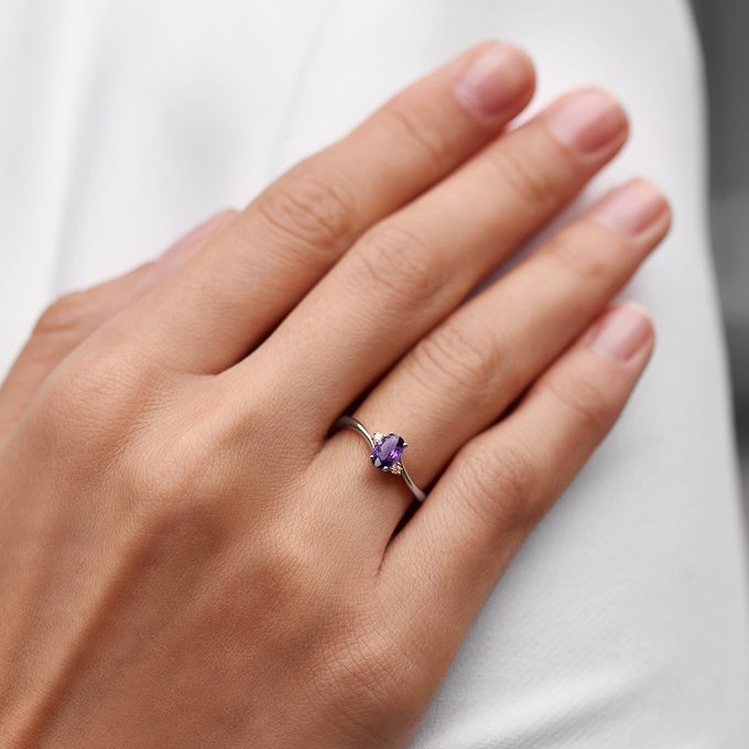 Ring with central amethyst and small diamonds in white 14k gold - KLENOTA